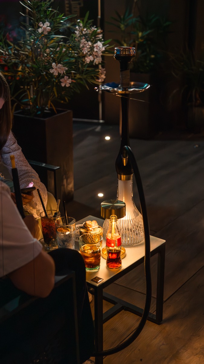 Cocktails, Drinks und Snacks an der Bar der VIU Lounge
