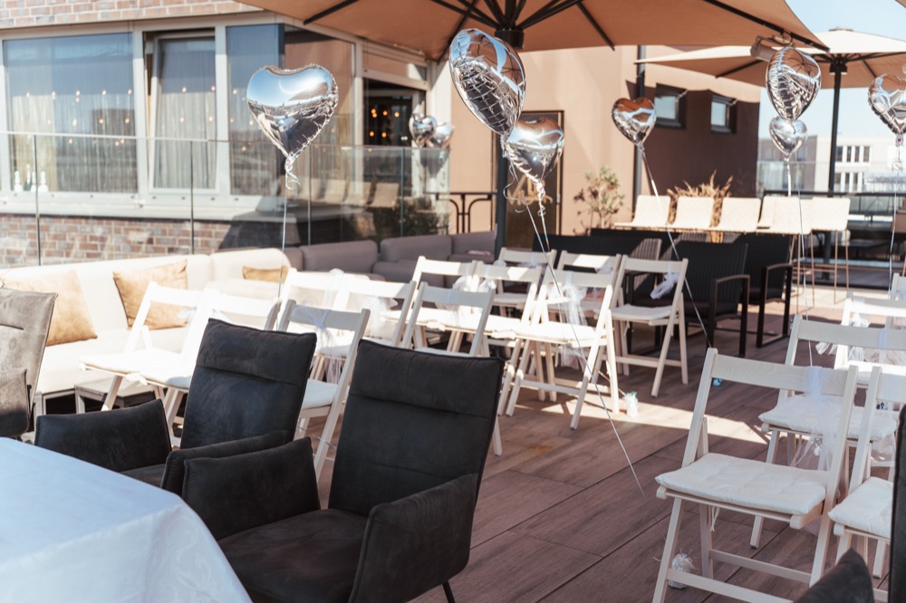 Bestuhlte Dachterrasse für die Trauung