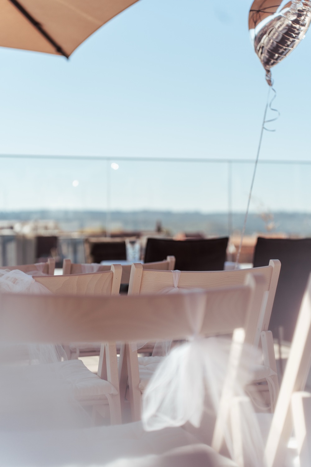 Dachterrasse mit bestuhltem Trauungsbereich und Blick über die Dächer von Schorndorf