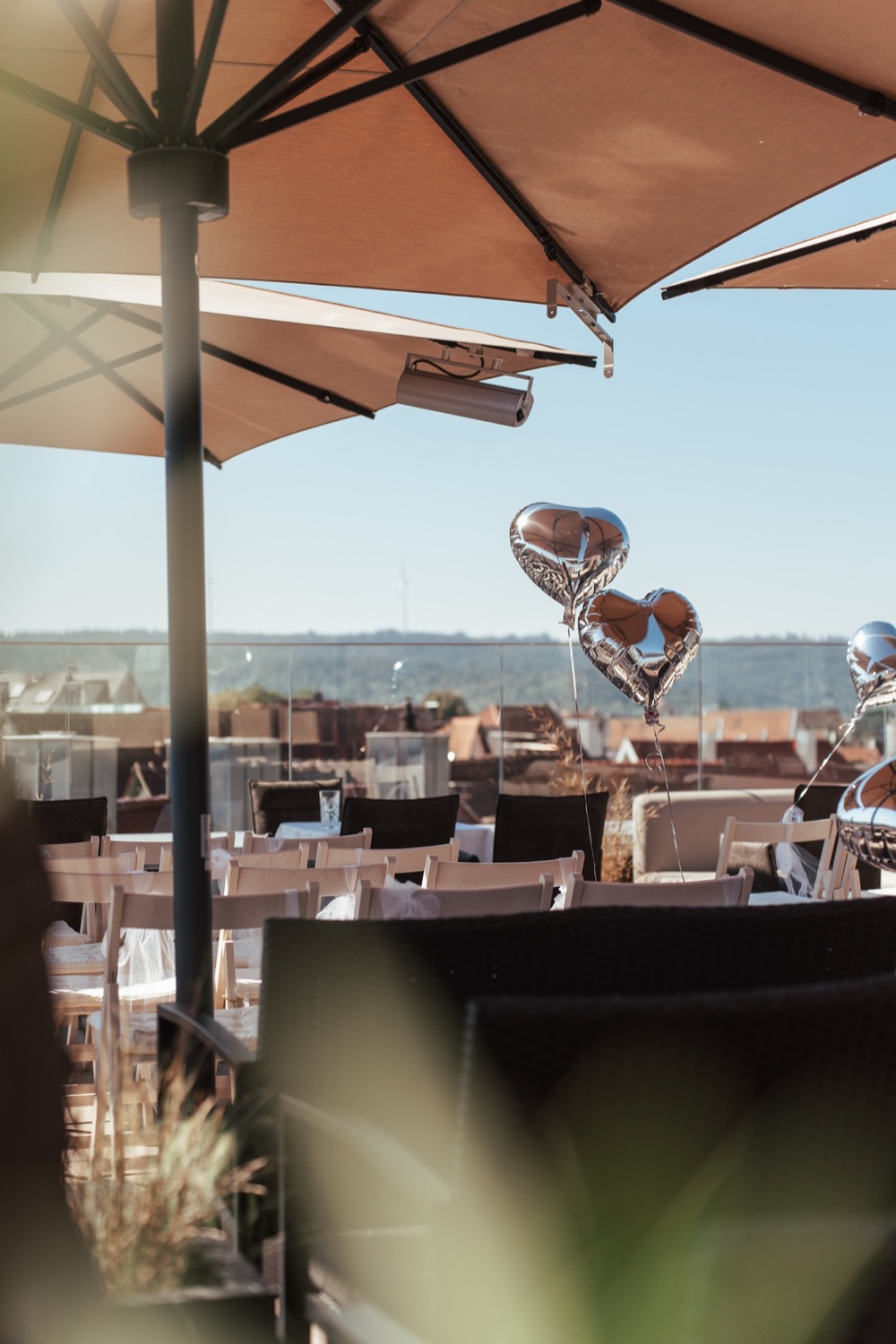 Dachterrasse mit Sonnenschirmen und Blick über die Dächer von Schorndorf
